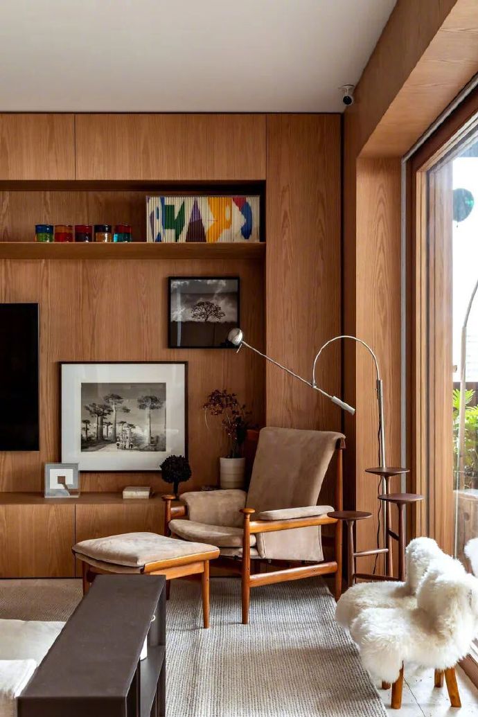 原木风别墅实拍来了！客厅通透、工作台实用，自然质感贯穿全屋高级又治愈 